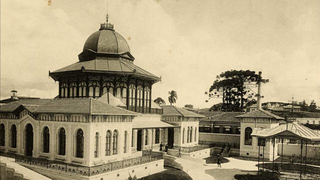 Álbum Escritório Técnico do Engenheiro e Arquiteto F. P. Ramos d&#039;Azevedo, São Paulo, Álbum de Construções - Jardim de Infância, c. 1900. Foto de Otto Rufolf Quaas 