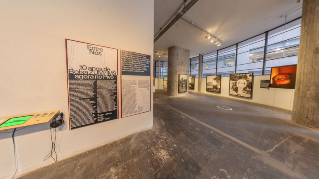 Vista da exposição Entre nós: dez anos da Bolsa ZUM/IMS, no Pivô.