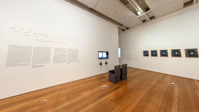 Vista da exposição Fotografia habitada, antologia de Helena Almeida, no IMS Paulista.